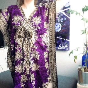  - Onesize klänning med världens finaste mönster! Finns snöre i midjan. Har inte blivit använd tyvärr, endast provad! 