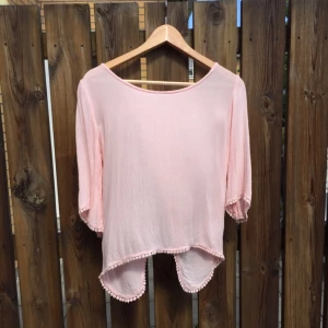  - Supersöt ljusrosa blus med öppen rygg. Perfekt till alla årstider! Passar 34-36. Tyvärr är det små hål på höger axel, därför är frakt inkluderat i priset! Hör gärna av er om fler bilder/pris etc. 🌿