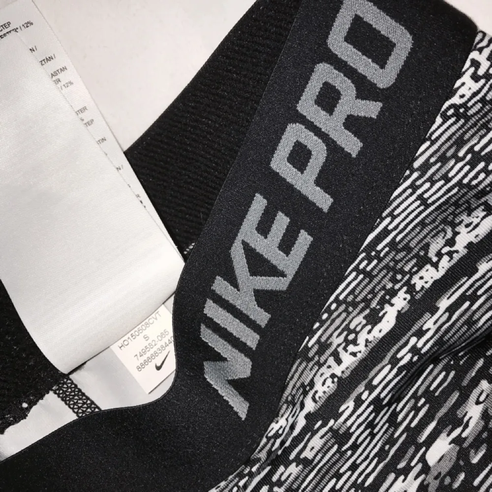 Supersnygga Nike Pro Static Shorts inköpta för ett halvår sedan. Säljer pga aldrig kommit till användning. Formar rumpan snyggt! Orginalpris 399kr. Köpare står för frakt.  . Shorts.