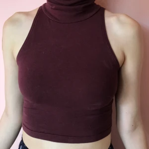  - Vinröd magtröja med polokrage från American Apparel. Så gott som ny 💖