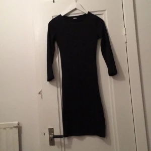  - Svart transparent klänning. Använd max 2-3 ggr