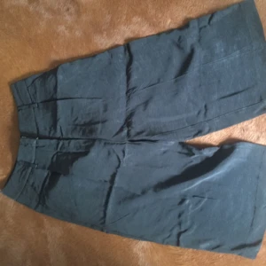  - Svarta coulettes jättefina på i blankt material 