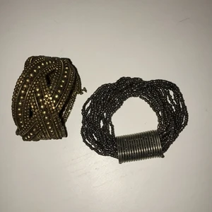  - Två armband ifrån Indiska, helt oanvända. Ena är stelt armband och det andra är töjbart. Köpare betalar eventuell frakt.  Tveka inte på att höra av er för mer info!🍑