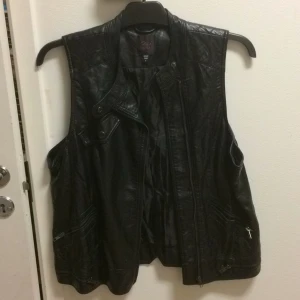  - Skinnväst (ej äkta) 