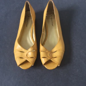  - Fina, mörkgula vår/sommarskor från din sko. Bara provade hemma- som nya! 