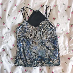  - glittrigt paljettlinne från kappahl som skiftar färg i ljuset. superfestlig!!✨ något rivig på armarna men inget man inte kan hantera under en kväll.☺️  storlek M men är något oversize då. bra skick då den endast är använd en gång! köparen står för frakt!♥️  