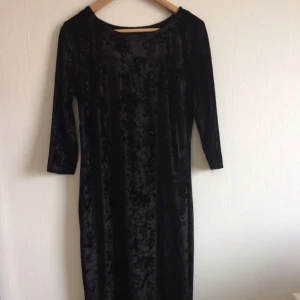  - Svart, lång sammetsklänning. Väldigt skönt material. Säljer pga för stor, har aldrig använt den. 