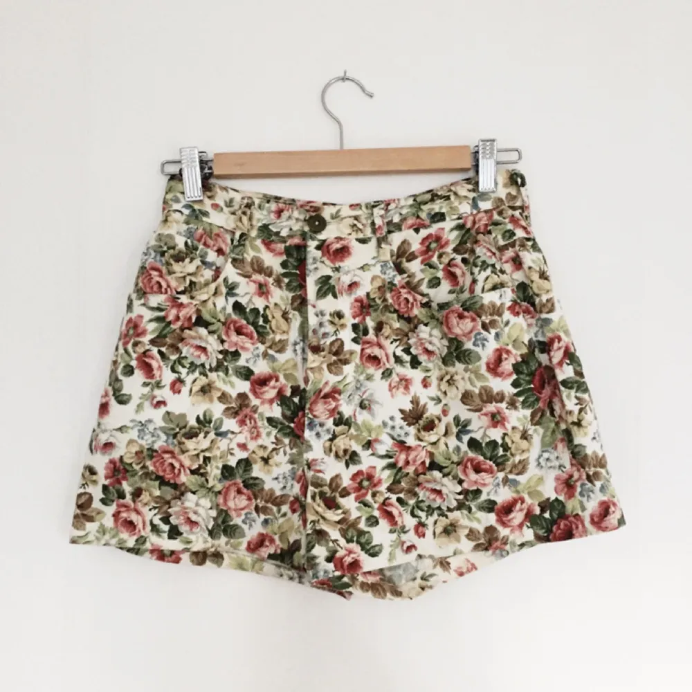Jättefina höga shorts med blommigt mönster!. Shorts.