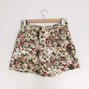 Jättefina höga shorts med blommigt mönster!
