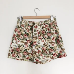  - Jättefina höga shorts med blommigt mönster!