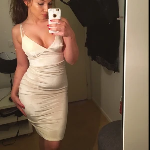  - Superfin klänning, endast använd 1 gång så dem är som ny, inga fläckar eller skador.   Kan skicka mer bilder till den som önskar ❤️