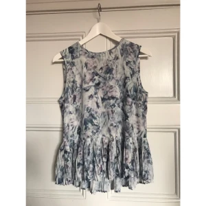  - Söt topp från Gina Tricot. Köparen står för frakten och betalning sker via swish.