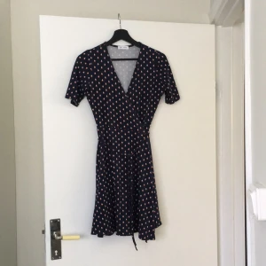  - Otroligt söt marinblå omlott klänning med båt mönster från franska märket Laredoute. Strechig material. Endast tvättat. Fransk strorlek M motsvarar svensk strl S.