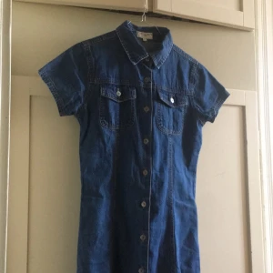  - Supersöt avklippt jeansklänning med knappar hela vägen ned och upp. Barnstorlek 164 så passar en XS💕 Köparen står för frakt eller möts upp i Stockholm!