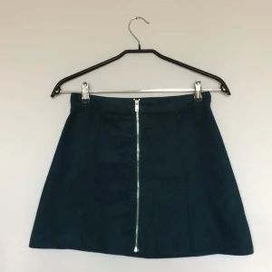  - Kjol med dragkedja fram. Sparsamt använd 