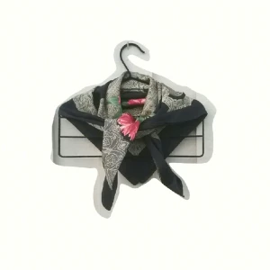  - 🌹🌺 Vintage scarf med blommotiv 🌹🌺 med en liten skavank, skickar bild om behövs!