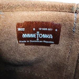  - Bruna äkta Minnetonka-boots i mocka inköpta i New York. Knappt använda pga för små för mig!