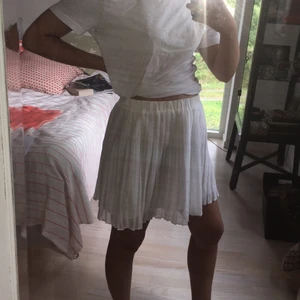  - Vit plisserad kjol från Gina Tricot. Storlek L, men funkar för mig som har M. Väldigt stretchig i tyget. Finns i Gbg, köpare betalar frakt 🎆🎇🌌