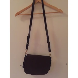  - Brun väska i skinnimitation 