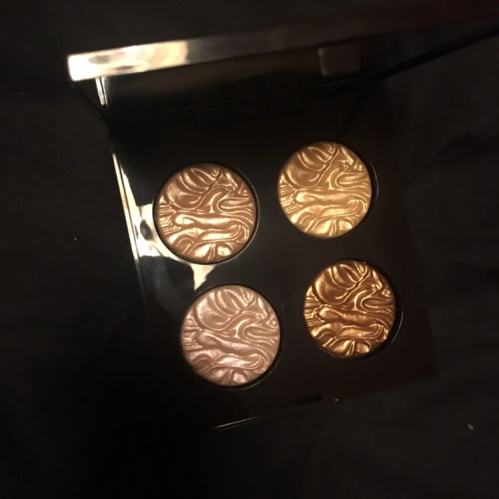 En limited edition highlighter palett från Laura Mercier, köpt på Åhlens för 620kr. Helt ny och orörd!! . Övrigt.