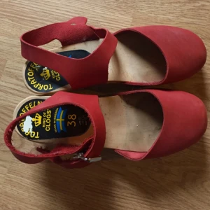  - Klassika röda torpatoffel i stl 38. Sjukt fina tillsammans ett par ljusa jeans exempelvis. Har lite patina då dom använts ofta, men fortfarande i bra skick.  Köparen står för frakt 