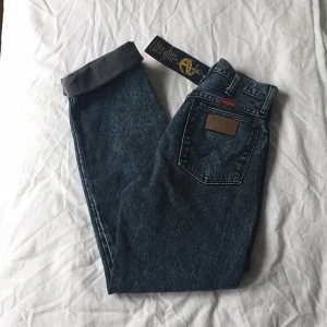  - Wrangler jeans köpta på Beyond retro. Storlek 26, och i väldigt bra skick.  Köparen står för fraktkostnaden. 
