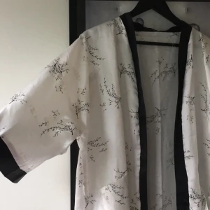  - Supersnygg och skön kimono!  Hämtas i Malmö eller skickas mot frakt 