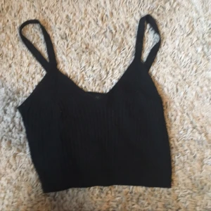  - Cropped top från bikbok 