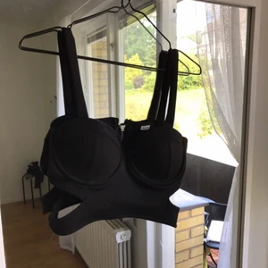  - Festival topp. Köpt för längesedan på BikBok men aldrig använt. 