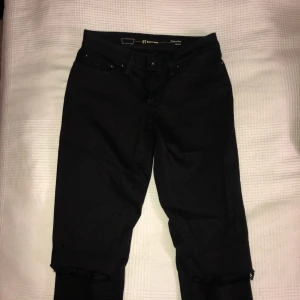  - Svarta slim jeans från LEVIS med hål på knäna. Helt oanvända!