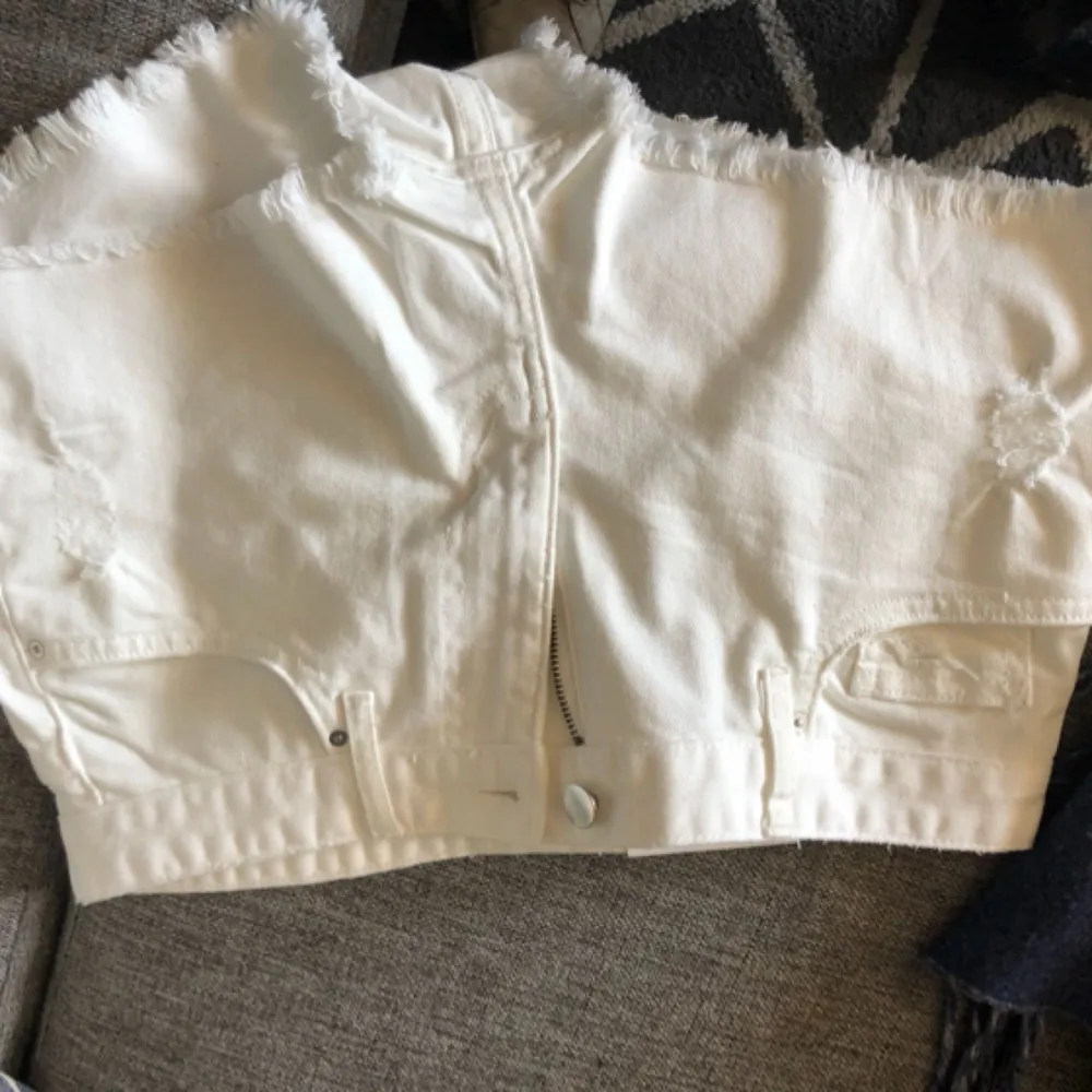 Helt nya vita korta jeansskjorts med slitninga. Riktigt snygga men då jag gått ner i vikt så är dom förstora. . Shorts.