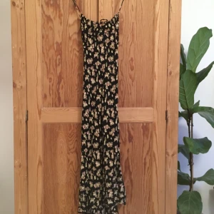  - Klänning i stretchigt material och smala band som går omlott baktill, justerbara.  Köparen står för frakten, eller hämtas vid KTH eller västertorp/mälarhöjden. Toppskick✨