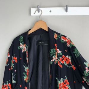  - Väldigt tunn bomberjacka från Zara i storlek XS, passar S! Och M med en då tightare passform, den har aldrig blivit använd och därför säljs den 🌸
