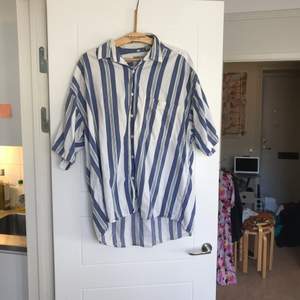 Vintage skjorta köpt second hand, USA. Använts som oversize- skjorta (stl S) , i nyskick. 