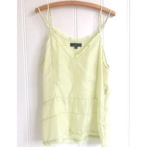  - Ljusgul silkeslinne från DAY by Birger et Mikkelsen. Mycket fint skick.