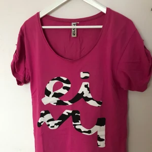  - skönt tshirt från eivy, måttligt använd och i fint skick! kan även passa någon i storlek medium beroende på vilken passform man vill ha. kom med bud, paketpriser vid köp av flera plagg. köparen betalar frakt.