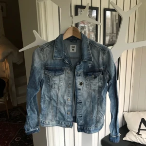  - Jeansjacka från crocker, betalas med swish