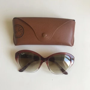  - Bruna, transparenta solglasögon från Ray Ban, 50-tals inspirerade. Införskaffade för cirka fem år sedan i USA men sparsamt använda. 