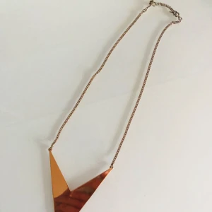  - Fint halsband, aldrig använd. Är blankt på ytan så det är lite av min spegelbild i själva halsbandet, det är i en färg. Frakt ingår i priset 😊