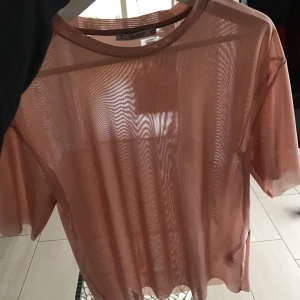  - Transparent T-shirt från pull and bear. Passar även som xsmall. 