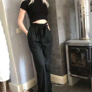  - SÄNKT PRIS! Supersnygga och sköna kostymbyxor från Monki! Endast använda en gång 🌸 Kan mötas i Stockholm eller frakta (då betalar köparen kostnaden) 