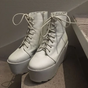  - YRU Hercules! Platå skor! Endast provade! Aldrig använda utomhus! VEGANLÄDER!Går inte att få tag på nu, inköpta för flera år sen! Skorna är en dröm med ”skridskosnörning” och är titanium vita!  De sitter bra och är inte svåra att gå i, rätt vadderade så de anpassar sig efter din fot!  Men tyvärr sälja de då de aldrig kom till användning 💔 Passar en 36perfekt eller en liten 37 om man vill.  Köpte de för 920. Säljer de för 800!  Möts helst upp i Stockholm. Men kan skicka och om du betalar frakt! :)