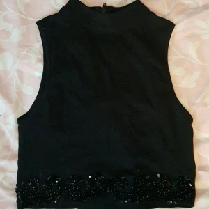  - Croptop med detaljer, endast provad!  Drag kedja på baksidan  Verkligen jättefin! Men förliten för mig 😔  