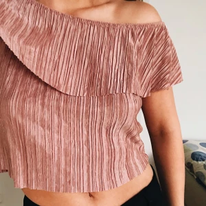  - Rosa offshoulder topp! Aldrig använd tyvärr så den är i bra skick och kvalitet.