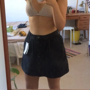  - Svart jeanskjol med knappar från zara, oanvänd med lappar kvar! Kan skickas eller mötas upp i Gbg 🦕✨