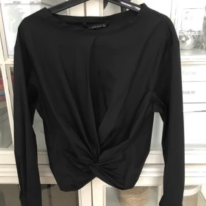  - Tröja från Zara, aldrig använd men superfin! Strl S men skulle hellre säga en xs, på mig slutar den exakt under naveln! 