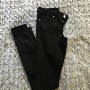  - Svarta tighta stretchjeans från bikbok i strl xs. För små för mig och därmed oanvända. 150kr + frakt. 