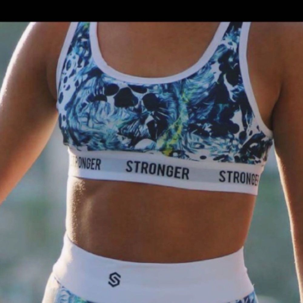 Stronger sport-bh, bara testad. säljer då den är för liten. Orginalpris 399 kr. Huvtröjor & Träningströjor.