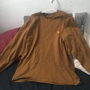  - Långärmad t-shirt från Carhartt. Använd fåtal gånger och är S i herrstorlek alltså lite större! Möts i Stockholm annars tillkommer frakt. ❤️❤️ 