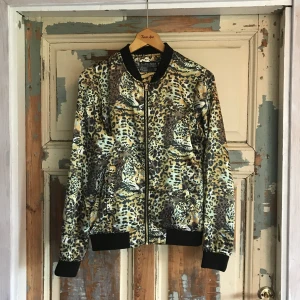  - En grymt användarvänlig bomberjacka med leopardmönster. Funkar toppen som en somrig jacka eller som inomhusplagg under vintern! Storlek XS men skulle säga att den passar upp till medium då den är lite oversize som XS 